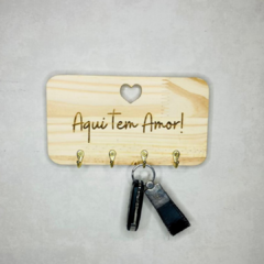 Porta Chaves Aqui tem Amor de Madeira Pinus - comprar online