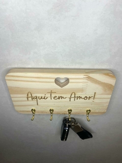 Porta Chaves Aqui tem Amor de Madeira Pinus - Flow a Home