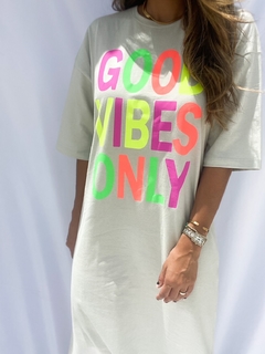 VESTIDO CAMISETÃO GOOD VIBES na internet