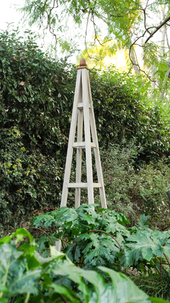 Obelisco de Madera - Gris Claro