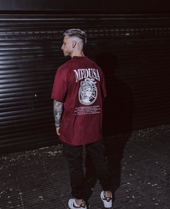 Remera Oversize Medusa bordo