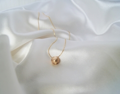 Colar longo dourado, colar com esfera, colar minimalista 