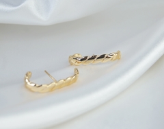 Brinco ear hook torcido no ouro 18k