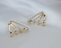 ear hook liso no ouro 18k com pérolas