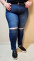 Imagem do Calça Plus size com detalhes em destroyed Colbie Denim.