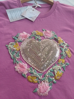 T-shirt [M] Coração c flores rosa - bulicaflor