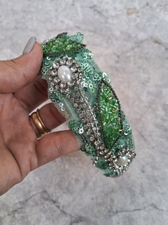 Tiara Verde folhas pérolas e strass - bulicaflor