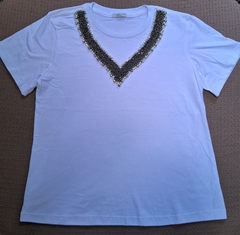 T-shirt (M)branca bordado v - bulicaflor