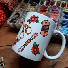 Caneca Queridinhos do Bordado - ÚLTIMA UNIDADE - comprar online