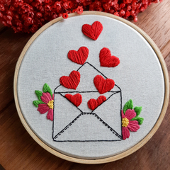 Quadro bastidor bordado - Carta de amor - comprar online