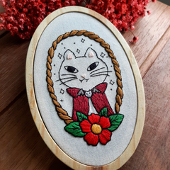 Quadro bastidor bordado - Gatinho Vampiro