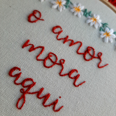 Quadro bastidor bordado - O amor mora aqui na internet