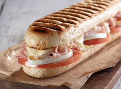 Panini jamón, tomate, queso y huevo Grandwich