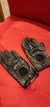 Guantes negro en internet