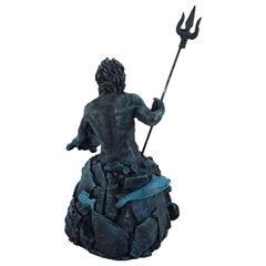 Escultura feita artesanalmente em resina, Netuno/Poseidon com lança de metal