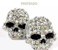 Brincos skull com pedras prateadas