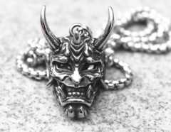 Colar com pingente hannya em liga de metal