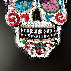 Patch de caveira com paetês com 26cm altura, para deixar suas roupas muito mais estilosas