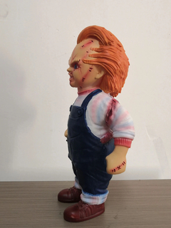 Boneco chucky em PVC 24cm em 2 modelos diferentes: chucky correndo e chucky em pé.