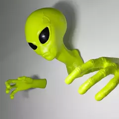 Escultura de parede confeccionada em espuma de látex de Alienígena verde.