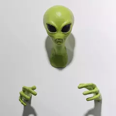 Escultura de parede confeccionada em espuma de látex de Alienígena verde.