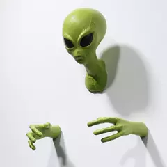 Escultura de parede confeccionada em espuma de látex de Alienígena verde.