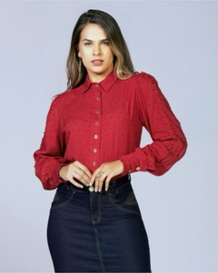 Camisa feminina detalhe em guipir marsala RWA 1786