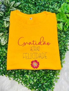 T-shirt bordada Gratidão atrai felicidade 1140179 - comprar online