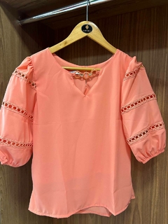 Blusa gola V com corrente e entremeio PROMCRI 1140400