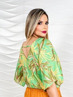 Blusa estampa folhagens verde e amarelo Alcântara 1140227 na internet