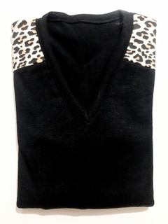 Blusa básica com aplique em tecido no ombro 22021