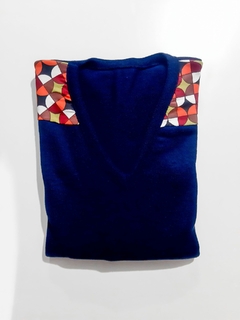 Blusa básica com aplique em tecido no ombro 22021 na internet