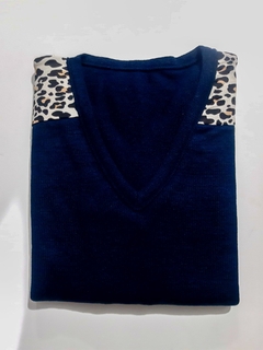 Blusa básica com aplique em tecido no ombro 22021 - comprar online
