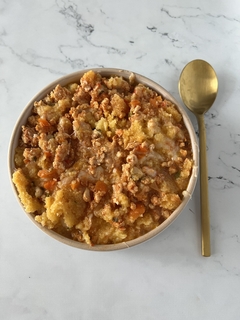 Polenta saludable con salsa y pechuga de pollo.