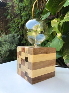 Lámpara cubo End Grain con cable negro - DM Diseños en Madera