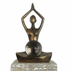 Estátua Yoga Luxo com Esfera com Cristal (30cm) - comprar online