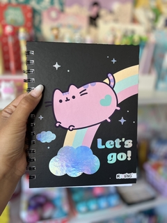 Cuaderno A5 Tapa Dura 16 x 21 Hojas Rayadas - Pusheen Let’s Go- Mooving