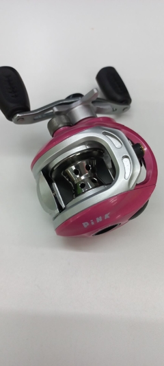 REEL PINK X-FISH MANIJA IZQUIERDA - EL NUEVO COYOTE PESCA