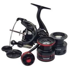 REEL FRONTAL CASTER BLACK WIDOW 6006 VARIADA RÍO MAR 6 RULEMANES - EL NUEVO COYOTE PESCA