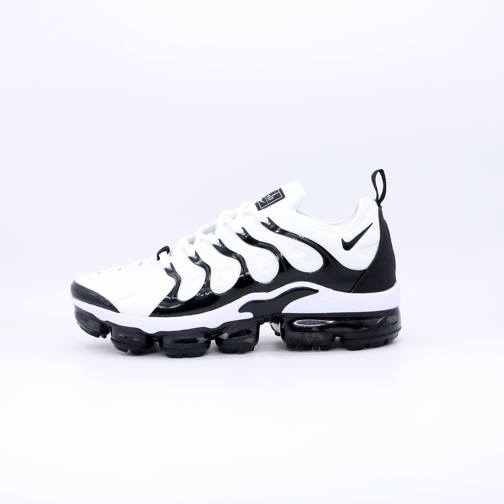 Nike vapormax plus store preto e branco