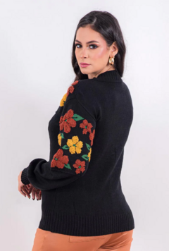 BLUSA TRICOT FLORAL (Cor: blusa preta com detalhes caramelo e mostarda) - comprar online