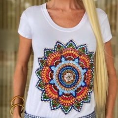 T-SHIRT BRANCA MANDALA CROMÁTICA - comprar online