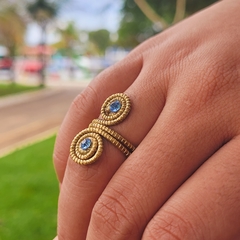 Anel Caracóis Capim Dourado 4mm com Strass Azul Claro. Código A22.