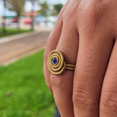 Anel Caracol Capim Dourado 4mm com Strass Azul. Código A31.