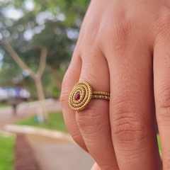 Anel Caracol Capim Dourado 4mm com Strass Vermelho Escuro. Código A39.