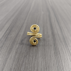 Anel Caracóis Capim Dourado 4mm com Strass Preto. Código A26.