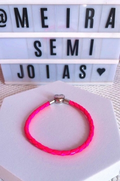 Pulseira 19 cm para Berloques em Couro Sintético Rosa Neon com Fecho Coração Banhado em Ródio Branco - comprar online