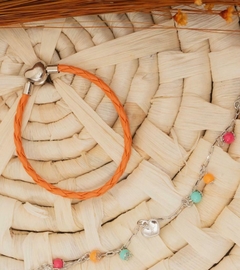 Pulseira 20 cm para Berloques em Couro Sintético Laranja com Fecho Coração Banhado em Ródio Branco