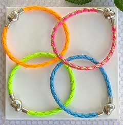 Pulseira 19 cm para Berloques em Couro Sintético Verde Neon com Fecho Coração Banhado em Ródio Branco