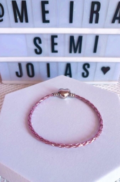 Pulseira 17 cm para Berloques em Couro Sintético Rosa Metalizado com Fecho Coração Banhado em Ródio Branco